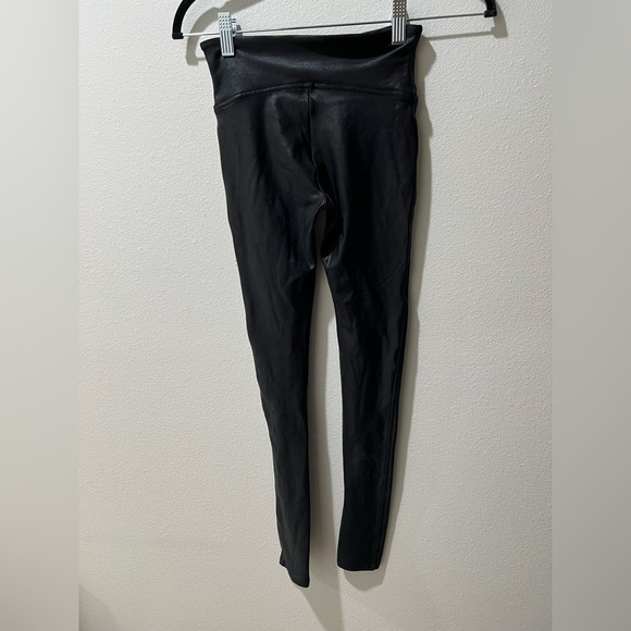 Spanx textured leggings, size XS, EUC, faux leather, form-fitting, black - Picture 3 of 6